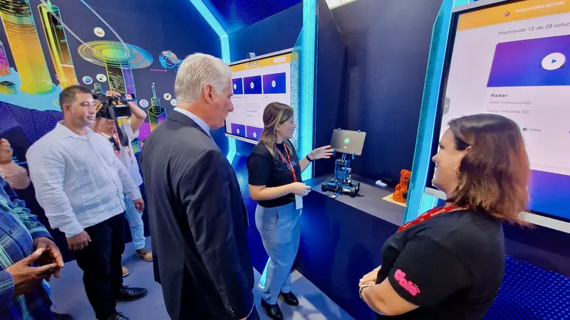 Robot de demostración en el stand IA_CUBA siendo presentado a stakeholders