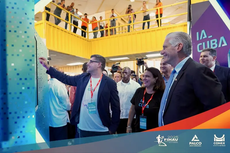 Visita institucional al stand IA_CUBA durante la feria