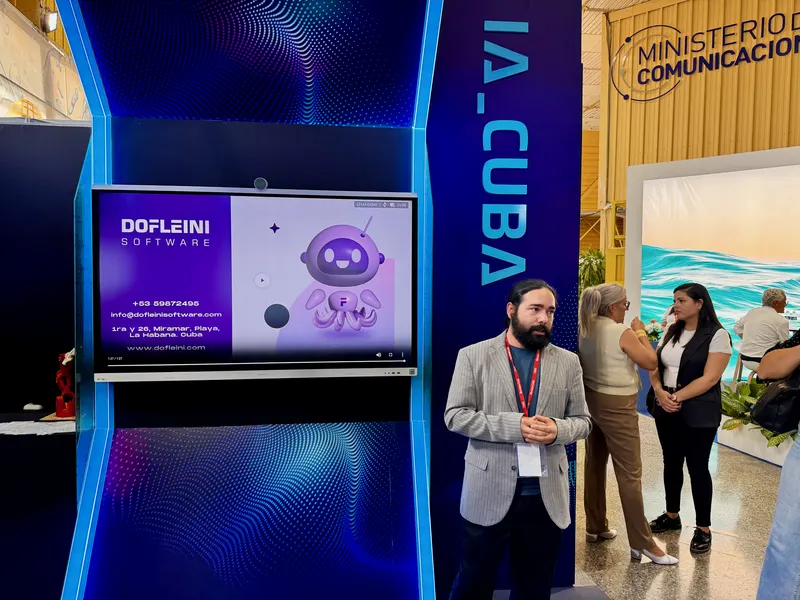Stand IA_CUBA en FIHAV con kioskos interactivos y demos en pantalla