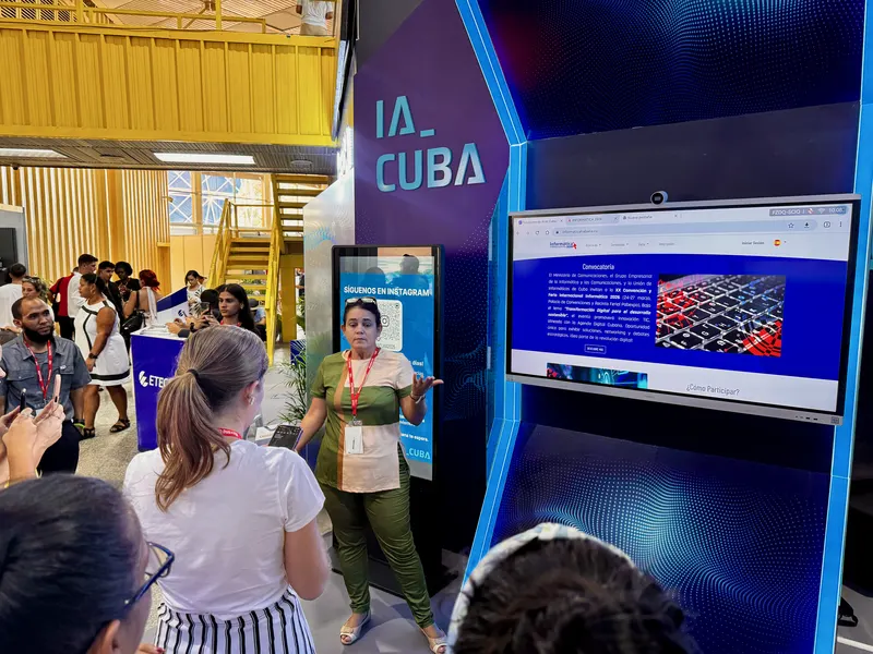 Demo en vivo en el stand IA_CUBA: kiosko con visitantes